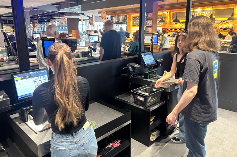 Ein Mitarbeiter von EDEKA Hundrieser hilft beim Einkaufen an den neuen Schnellkassen
