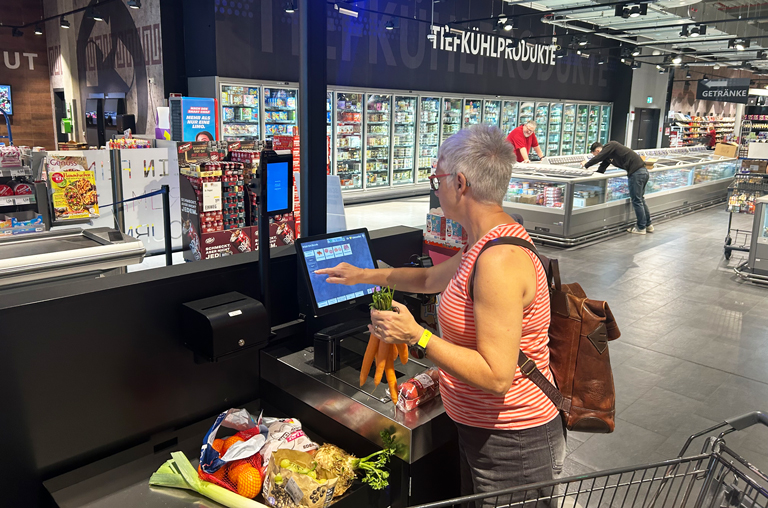 Selbst scannen, digital bezahlen und Zeit sparen: die Schnellkassen bei EDEKA Hundrieser